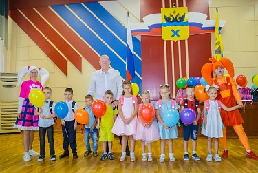 С рюкзаками за плечами и улыбками на лицах